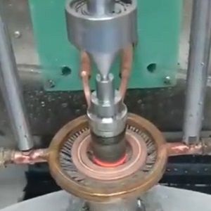 当采用高频感应加热设备对钻杆接头进行热处理时，需要注意哪些方面？