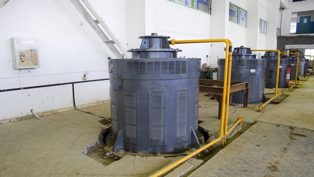 如何应对中频感应炉在操作过程中发生了报警现象？